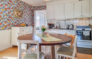 4 Bedroom Cozy Home In Flo