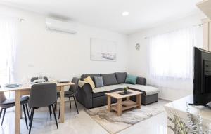 2 Bedroom Gorgeous Apartment In Vinisce