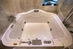 Deluxe Suite room in Radon Plaza