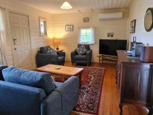 Schoolhouse Cottage - American River