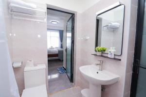 Modern 1BR and SQ, Homey Comfort