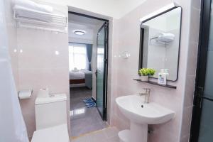 Modern 1BR and SQ, Homey Comfort