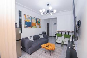 Modern 1BR and SQ, Homey Comfort