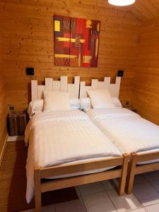 Campings Volcans Vacances Les Chalets Du Lac : photos des chambres