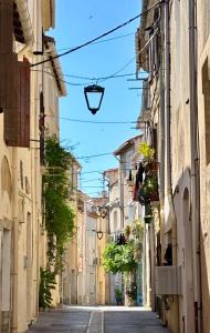 Maisons de vacances Quiet street in old Meze - terrace, 250m to beach : photos des chambres