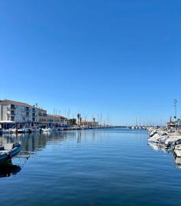 Maisons de vacances Quiet street in old Meze - terrace, 250m to beach : photos des chambres