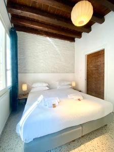 Quiet apartment with canal view