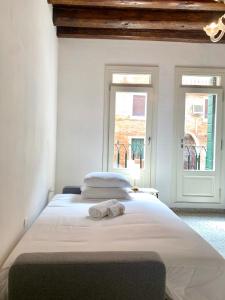 Quiet apartment with canal view