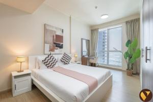 Vogue Vacation Homes, Marina Torch Tower near JBR Beach and Dubai Marina Mall, Two Bedroom Apartment with Balcony and City Skyline View, Access toAmenities
