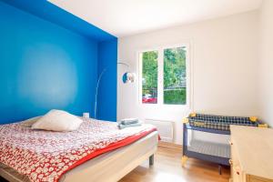 Maison au milieu dun parc arboré