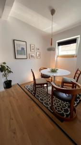 BC14 Cosy sunlit studio