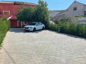 Apartments with parking space Sibenik - 23756