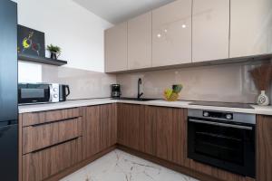 Natura Vita Apartment-New Modern Apartment with City View & two Free Parking Spaces-10 min Walk to Trogir Old Town