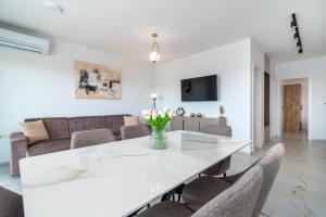 Natura Vita Apartment-New Modern Apartment with City View & two Free Parking Spaces-10 min Walk to Trogir Old Town