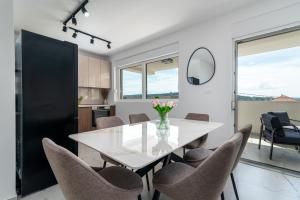 Natura Vita Apartment-New Modern Apartment with City View & two Free Parking Spaces-10 min Walk to Trogir Old Town