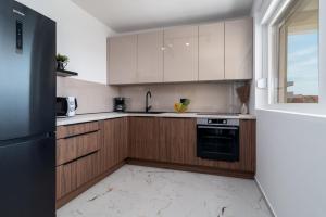 Natura Vita Apartment-New Modern Apartment with City View & two Free Parking Spaces-10 min Walk to Trogir Old Town