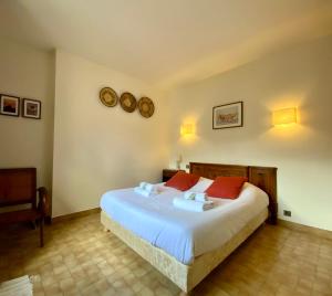 Villa Isabelle- Large bright house with courtyard!