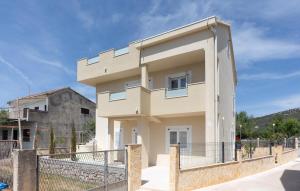 2 Bedroom Amazing Apartment In Vinisce