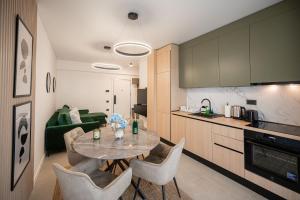 Beatrice Apartment in Odyssey Pool & Spa-parking