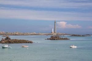 Appartements La Maison Bleue en Iroise - Randonnees GR34 - Plage 10 min a pieds - wifi, velos VAE gratuits, jardin - Exposition plein Sud : photos des chambres