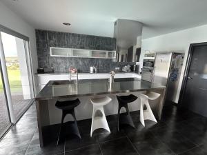 Magnifique villa VUE MER, piscine, 190 m2 , 4 chb, 3 sdb, clim