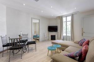 13 Boulevard Carnot by Halldis