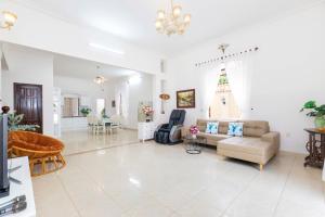 Nhà Nghỉ Mát Có Hồ Bơi LLQ