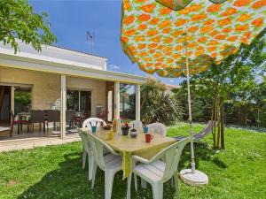 Maisons de vacances Maison pour 8 - 5min de la plage - jardin & veranda : photos des chambres