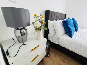 EVELYN - KENILWORTH STUDIO FLAT 30m2 - PRIVATE PARKING