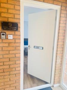 EVELYN - KENILWORTH STUDIO FLAT 30m2 - PRIVATE PARKING