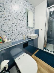 EVELYN - KENILWORTH STUDIO FLAT 30m2 - PRIVATE PARKING