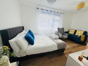 EVELYN - KENILWORTH STUDIO FLAT 30m2 - PRIVATE PARKING