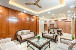 TIM Sector 51, ARTEMIS HOSPITAL 1 min walk, FORTIS & MEDANTA 4 mins drive