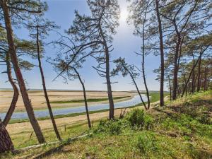 Maisons de vacances Piscine & acces a la reserve de la Belle-Henriette : Maison de Vacances