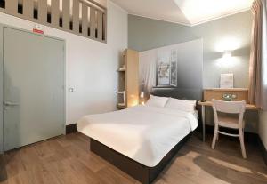 Hotels B&B HOTEL Alencon Nord : Chambre Quadruple - Accessible aux Personnes à Mobilité Réduite
