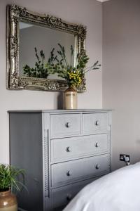 Vibrant 3 bed flat above charming pub, 10 minutes to beach