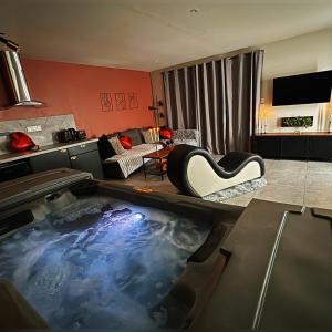 Maisons de vacances Eden House, Cocon sensuel et romantique avec jacuzzi : photos des chambres