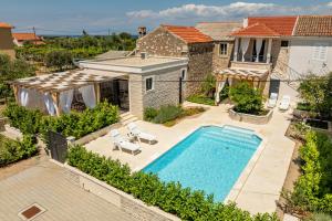 Apartment Varos with shared pool