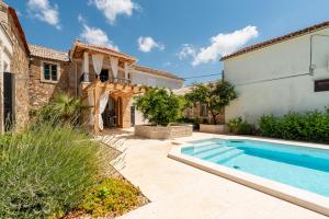 Apartment Varos with shared pool