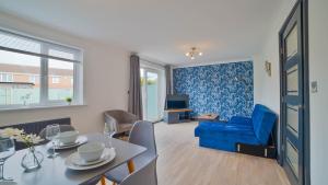 Spacious and Lovely 3-bed Home in Sleaford by Renzo, Driveway, Sleeps 6!