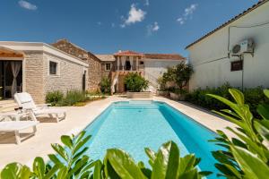 Apartment Varos with shared pool