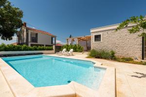 Apartment Varos with shared pool