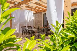 Apartment Varos with shared pool