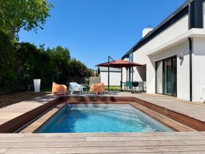 Villas Superbe Villa contemporaine avec piscine, Sainte Marine : Villa 3 Chambres