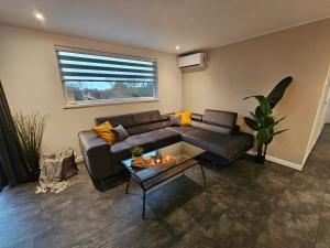 Luxe woonboot in de natuur aan doorgaand vaarwater