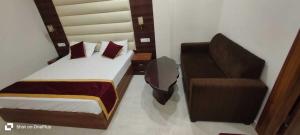 Townhouse Johri Enclave Metro Station Formerly Second Home