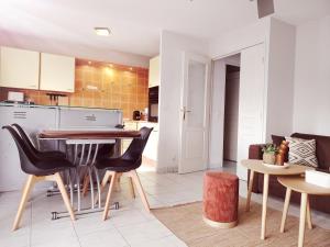 Appartements Suite Soleil - Parking - Wifi -Terrasse et Piscine : photos des chambres