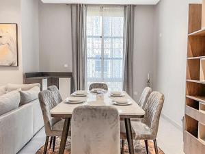 GR- Luxury 4-Bedroom Apt with private Outdoor BBQ Area