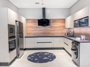 GR- Luxury 4-Bedroom Apt with private Outdoor BBQ Area