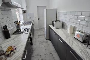 4 Bed-Sleeps 9-Private Garden-Free Parking